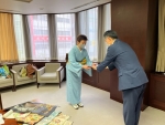 写真:認定証授与の様子