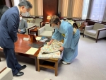 写真:作品の説明を聞く区長