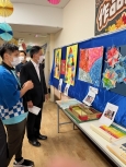 写真:展示を見学する区長