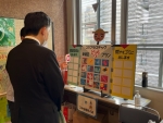 写真:ごみ分別クイズに参加する区長