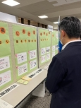 写真:展示を見学する区長