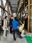 写真:福祉用具を見学する区長