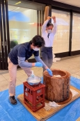 写真:餅つきをする区長1