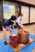写真:餅つきをする区長2