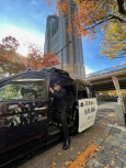 写真:自動運転車に乗車する区長