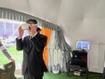 写真:VRを体験する区長