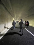 写真：トンネルを歩かれる区長