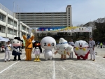 写真:キャラクターたちとの集合写真