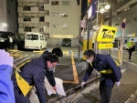 写真:ゴミ拾いをする区長