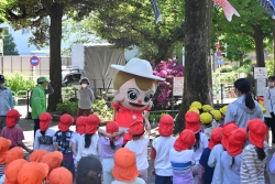 西戸山公園を彩る約60匹のこいのぼり小写真2