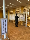 写真:展示を見学する区長