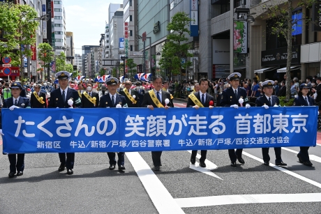 新宿通りで交通安全パレードを実施 ：新宿区