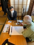写真:手描き友禅の実演を見学する区長