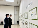 写真:入選作品を見学する区長