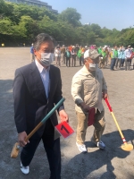 写真:始球式をする区長2