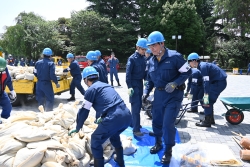 新宿区職員が土のうを運搬する様子