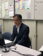 写真:オンライン会議に参加する区長