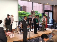 写真:挨拶する区長
