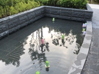 写真:水景施設に浮かんだキャンドル