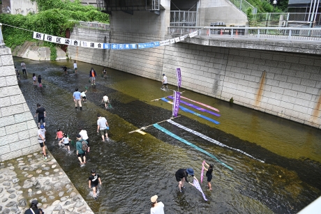 神田川に染物が揺らめく様子