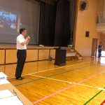 写真:発表の講評を行う吉住区長