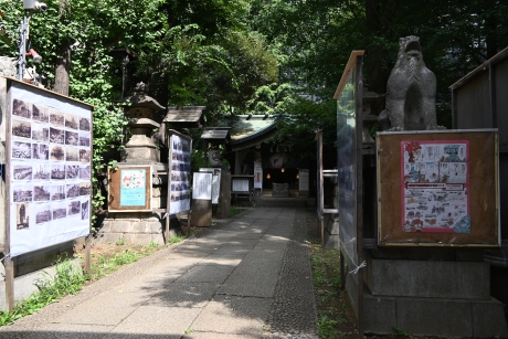 神社境内の展示の写真