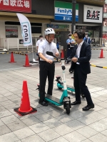 写真:乗り方の説明を受ける区長