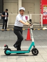 写真:試乗する吉住区長