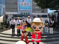 写真:式典に参加する新宿未来特使アトムと新宿シンちゃん