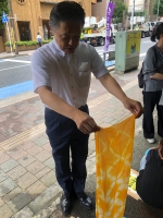写真:絞り染めで染めたハンカチ