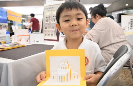 折り紙建築体験に参加したお子さん