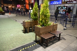 歌舞伎町シネシティ広場を憩いと賑わいのある空間へ フォトスポット、ベンチ等を設置小写真2