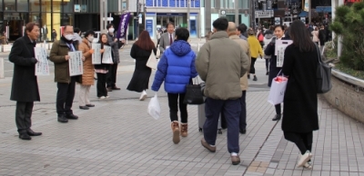 JR新宿駅東口駅前広場での募金活動
