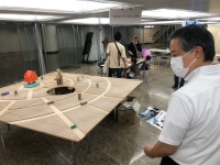 写真:会場を視察する区長2