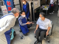 写真:車いすに試乗する区長