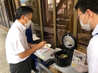写真:介護福祉展を見学する区長