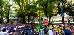 新宿シンちゃんと園児の交流の様子