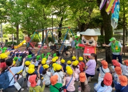 新宿シンちゃんと園児の交流の様子