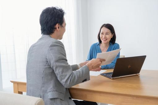 話し合いをしているイメージ
