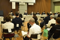 写真:昨年のしんじゅくトークの様子(吉住区長が参加者に向かって話しています)
