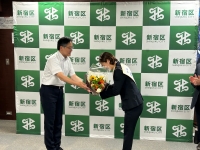 写真:花束を受け取る牧野選手