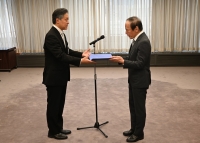 写真:日銀総裁から新札を受け取る区長