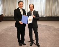 写真:新札を受け取った区長