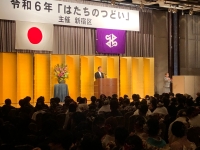 写真:式典でご挨拶する吉住区長