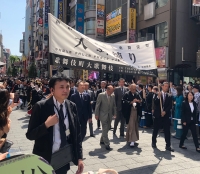 写真:練り歩きの様子