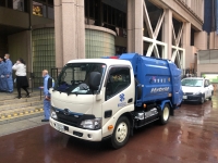 写真:被災地に向け出発する清掃車1