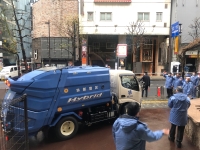 写真:被災地に向け出発する清掃車2