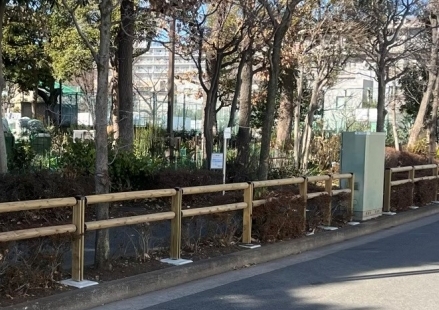 木製防護柵を施工した事例(百人町ふれあい公園前)