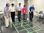 写真:歩行によるフレイルチェックの様子