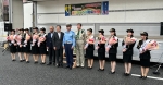 写真:1日警察署長の「私立恵比寿中学」のメンバー